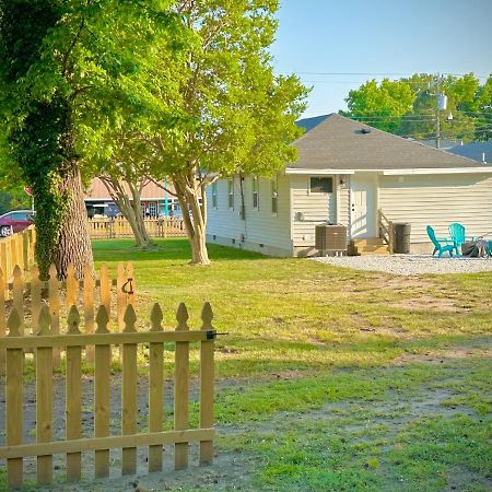 Cottage In Heart Of Colonial Beach, 7 Mins Walk To The Beach エクステリア 写真